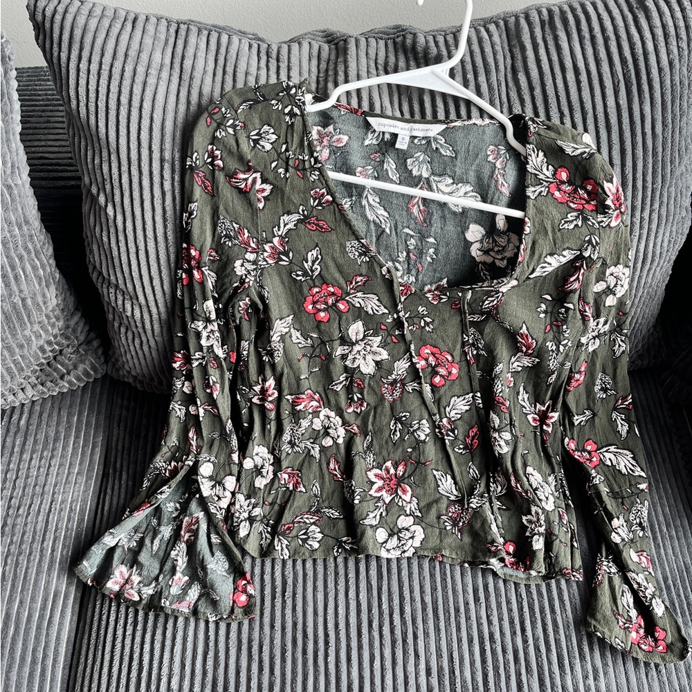 Chic Floral V-Neck Blouse - Cashmere & Cupcakes